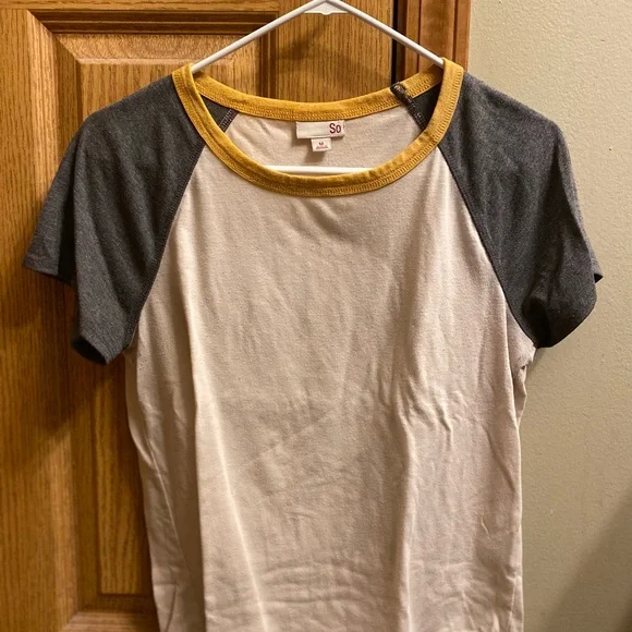 SO juniors Off WhiteTShirt size Medium - Picture 2 of 3